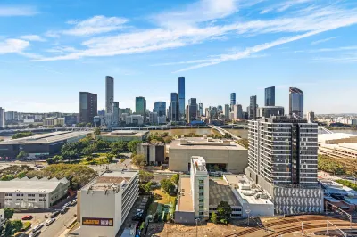 Art House Apartments by CLLIX Hotels near West End