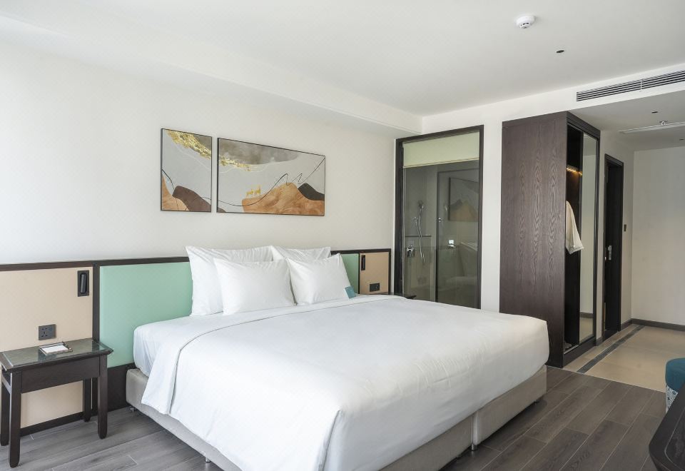 이코니크 호텔 냐짱의 레스토랑 또는 카페 공간 이미지