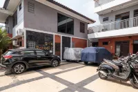 RedDoorz @ Gunungsari Surabaya 2 Hotels near al-Akbar National Mosque Surabaya