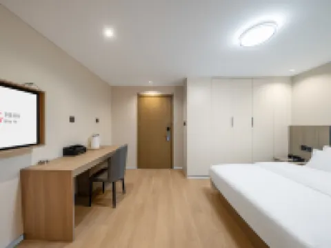 Home Inn Huayi Zhilü Hotel (Zhengzhou Zhongyuan Futa Metro Station Branch) Hotels near Fu Tower