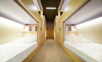 Old Youth · Tomorrow International Youth Hostel (Jinan Daming Lake Railway Station Chaoran Building)