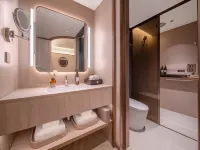 Crystal Hotel Qingdao HK Middle Road