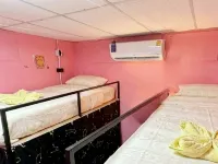 Discozoo BAR and HOSTEL Các khách sạn gần Bãi biển Haad Rin