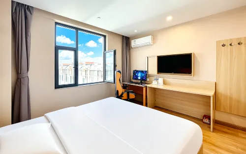 Yaxin E-Sports Hotel (Lüliang Xiaoyi Wanda Plaza City Hall)