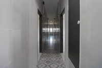 RedDoorz Plus near RS Royal Prima Medan - Pensionat