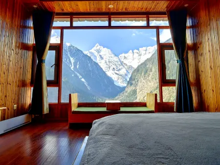 Cat in Yubeng Snow Mountain View Guesthouse Отели рядом с достопримечательностью «Xiaonong Base camp»