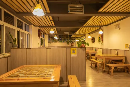 Four Seasons Arrangement Hotel (Qujing Garden Shop)