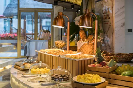 VOYAGE INTERNATIONAL HOTEL (Capital Airport New National Exhibition Store) Отели рядом с достопримечательностью «Song Gallery»