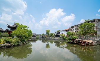 Zhenhu Homestay (Jiandemeicheng Ancient Town)