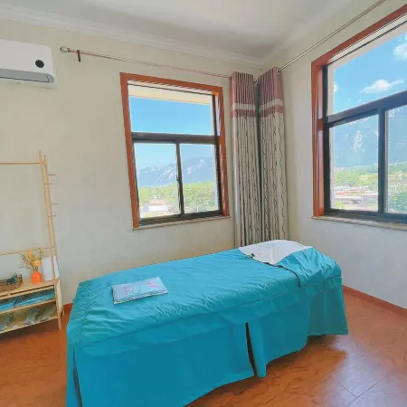 Zhishang Holiday Hotel (Huashan Station)