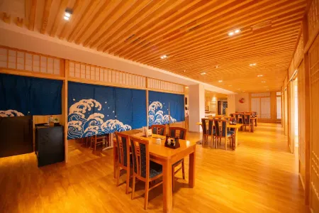 Royal Hotel Отели рядом с достопримечательностью «Dalian Forest Zoo»