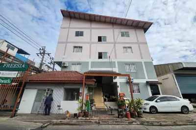 Freesia Bangphi Guest House Отели в г. 