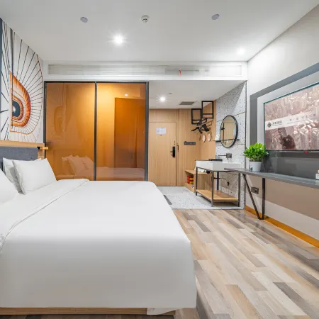 Chonpines Hotel (Altay Lanwan Food City) Отели рядом с достопримечательностью «Больница 16 в Алтайском районе»