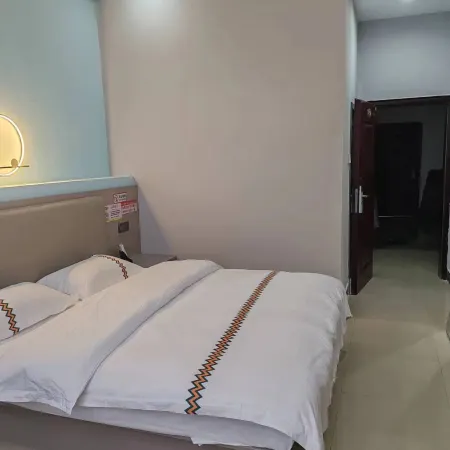 Funing Huayue Theme Hotel
