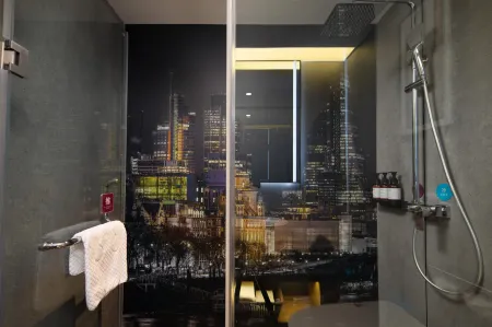 Wyndham La Quinta (Qionghai Yinhai Road)