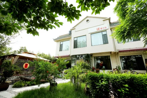 B & B featured with artworks Hotels in Qingzhou