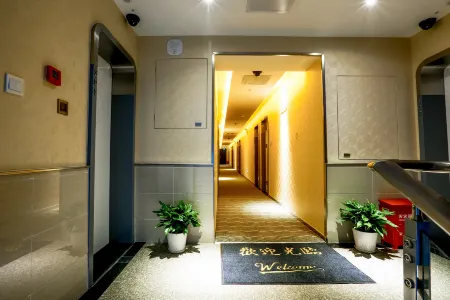 Zsmart Hotel (Shanghai West Nanjing Road Meilongzhen Plaza) Отели рядом с достопримечательностью «The Great Affection of Liuhuizhi Toward the Book Collecting Tower»