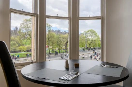 Old Waverley Hotel Отели рядом с достопримечательностью «Калтон-хилл»