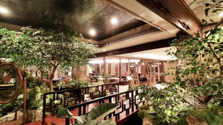 Topland Hotel & Convention Centre Отели рядом с достопримечательностью «Textile Museum Naresuan University»