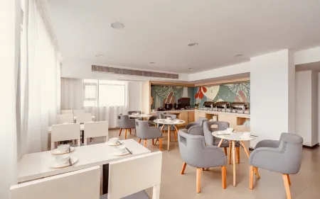 Huating Hotel (Wuhan Jiangxia Yijia Shopping Plaza Branch) Отели рядом с достопримечательностью «Wuhan University of Engineering Science»