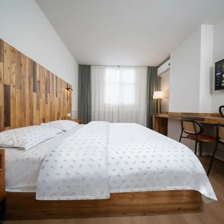 SONDERIA_Lazybones Hostel & Bar Отели рядом с достопримечательностью «Монастырь Веньшу»