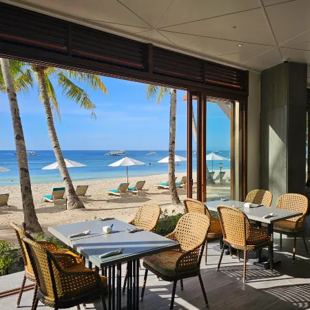 Henann Premier Coast Resort Отели рядом с достопримечательностью «South Farm Panglao Bohol»