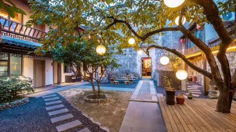 Hongcun Daiqingfang Nanhub Huizhou Ancient Style Experience Homestay in Yi County