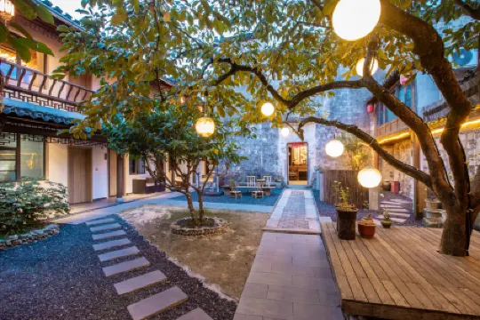 Hongcun Daiqingfang Nanhub Huizhou Ancient Style Experience Homestay