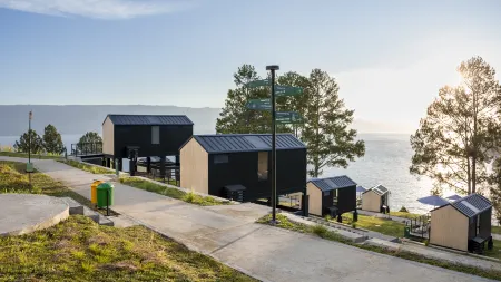 Bobocabin Patra Parapat, Toba Отели в г. Simalungun Regency