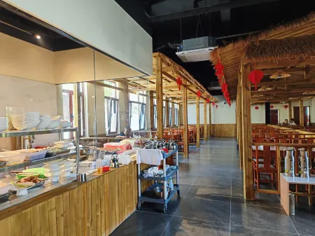 Weishan Island Guhuai Renjia Fish Restaurant Homestay Отели рядом с достопримечательностью «Tomb of Weizi»