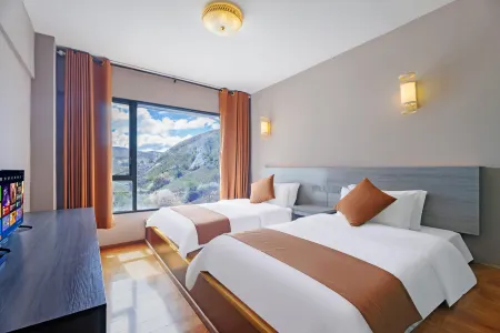 Skyline Hotel Отели рядом с достопримечательностью «Banghe and Sela»