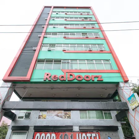 RedDoorz near Quiapo Church Manila Отели рядом с достопримечательностью «Золотая мечеть»