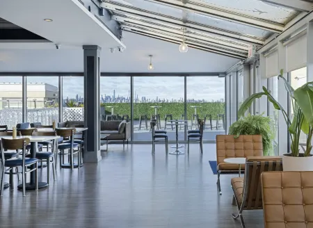 voco Fiorello - Laguardia East Отели рядом с достопримечательностью «Free Synagogue of Flushing»