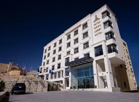Petra Moon Luxury Hotel Отели рядом с достопримечательностью «Храм Душареса»
