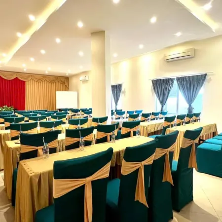 Thuy Van Hotel Отели рядом с достопримечательностью «Храм Кита»