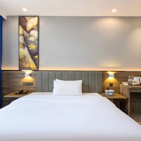 7 Days Premium (Xingyi Jushan Square Ruijin North Road)