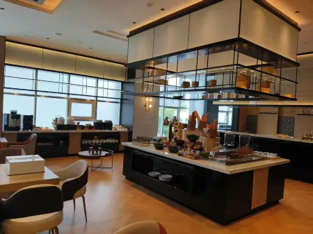 Berman Hotel (Linyi People's Square the Mixone) Отели рядом с достопримечательностью «Fenghuang Plaza»