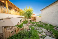 Shiyue Homestay (Tekes Bagua City) Hotels near Eight-Diagram City