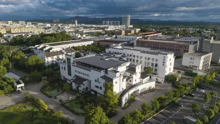 JI Hotel (Huangshan Huizhou Carving Museum) Отели рядом с достопримечательностью «Huizhou Cultural Park · Huashang Villa - Swimming Pool»