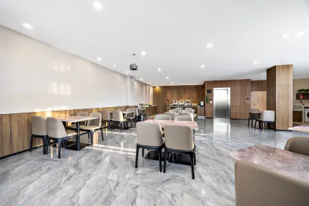 Home Inn UP Huayi Selected Hotel (Huanghua Zhongjie Branch) Отели рядом с достопримечательностью «Shell Lake Park»