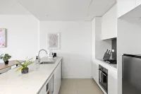 Ryde Serenity – Sleek Apartment by the River