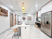 StayX Luxury Apartment near SECC