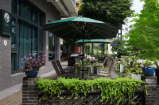 Qingcheng Mountain Wuyou Yuanzi Hot Spring Hotel (Qingcheng Mountain High speed Railway Station) โรงแรมใกล้พิพิธภัณฑ์แมลงหว้าช