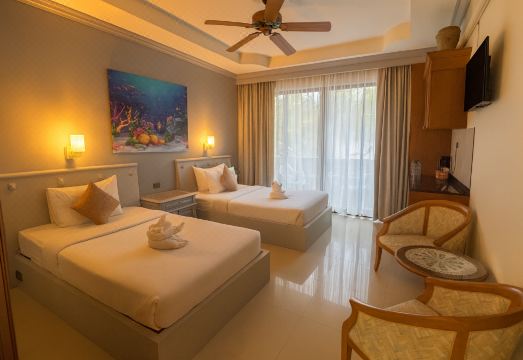 In on the Beach Hotel 앞 카론 해변