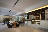 Guilin Mingjiang Hotel (Two Rivers and Four Lakes Elephant Trunk Hill)