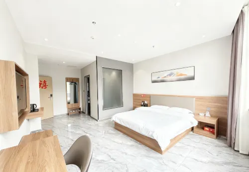 Huayi Hotel (Minquan Renmin Road)