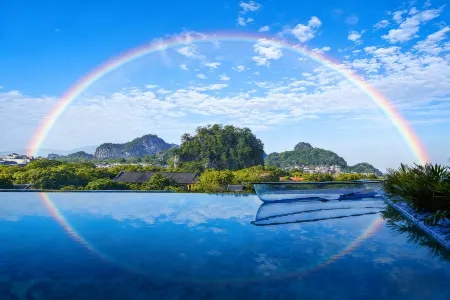 Boyin Yinianjian Hotel (Guilin Two Rivers And Four Lakes Elephant Trunk Hill) Отели рядом с достопримечательностью «Interlinked Peaks»