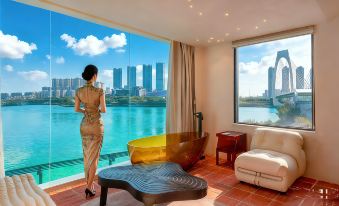 Nanning Leshell Waterside Hotel(Wanxiang City Fangte ASEAN God Painting Shop)