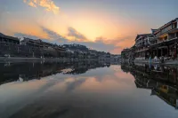 Qichi Yijiaren River-view Hostel