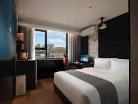 White Whale · X E-Sports Hotel (Desiqin Plaza)